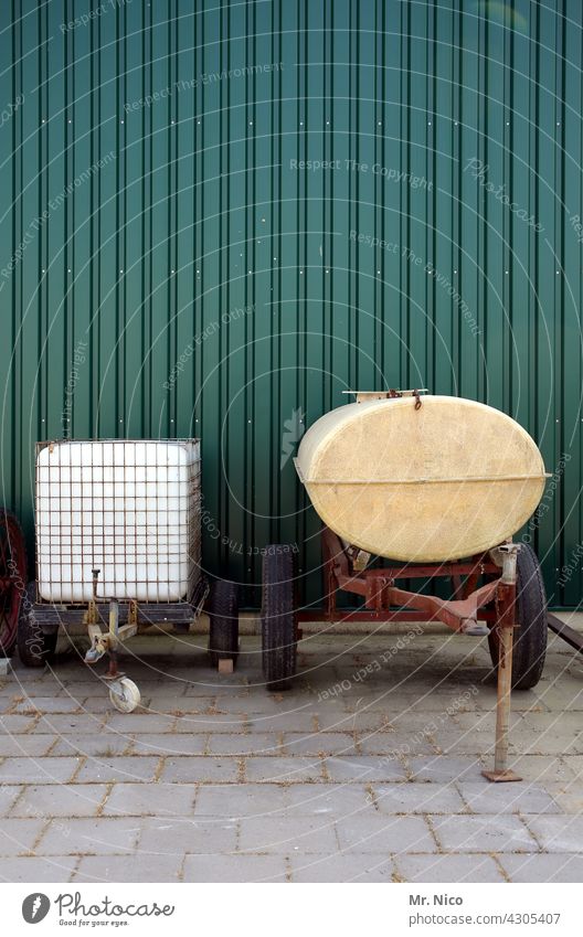 Wassertanks auf rädern Tank Behälter u. Gefäße Güterverkehr & Logistik Tankwagen Landwirtschaft Anhänger Halle Fassade Betonplatte abgestellt Lager