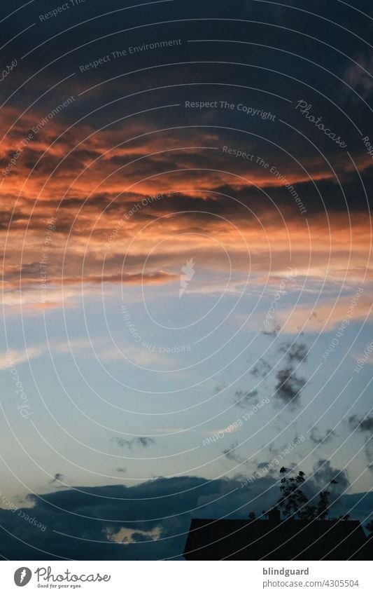 Farbschichten am Firmament Wolken Abendhimmel Sonnenuntergang Abenddämmerung Himmel Außenaufnahme Dämmerung Menschenleer Silhouette Kontrast Umwelt Farbfoto