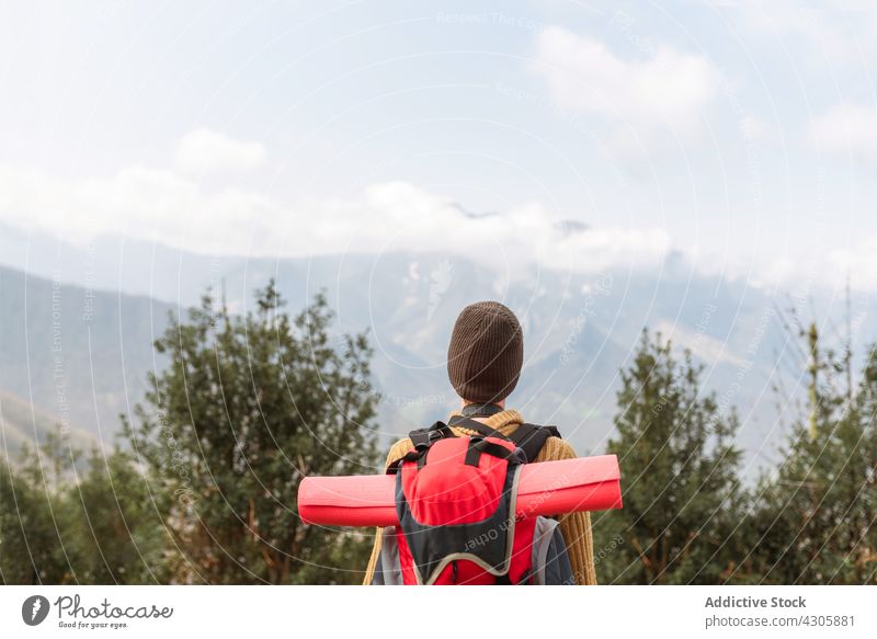 Nicht erkennbarer Reisender genießt die Landschaft in den Bergen Berge u. Gebirge Freiheit genießen bewundern Hochland Abenteuer reisen Rucksack Entdecker Natur