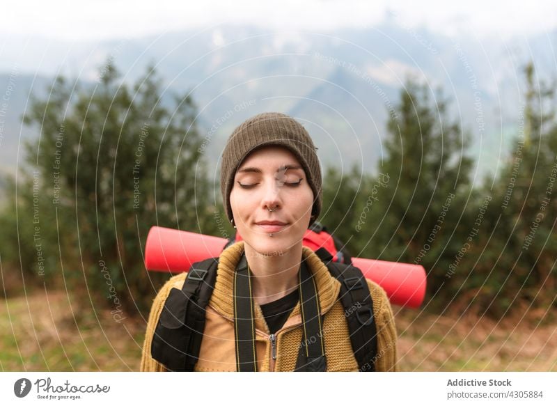 Verträumte Reisende, die die Freiheit in den Bergen genießt Reisender verträumt Berge u. Gebirge sorgenfrei genießen reisen Backpacker Frau Natur Sommer Urlaub