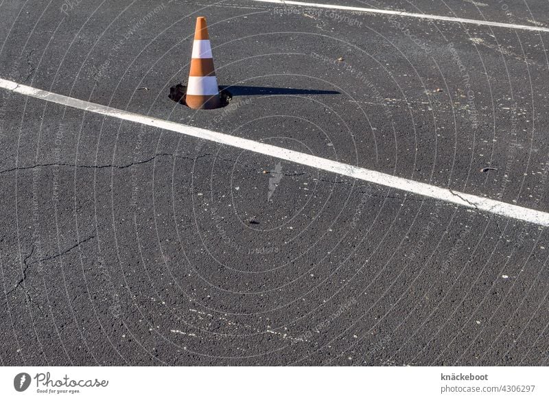 verkehrswende Straße Verkehrswege Asphalt Schilder & Markierungen grau Straßenverkehr Fahrbahnmarkierung Verkehrszeichen Linie