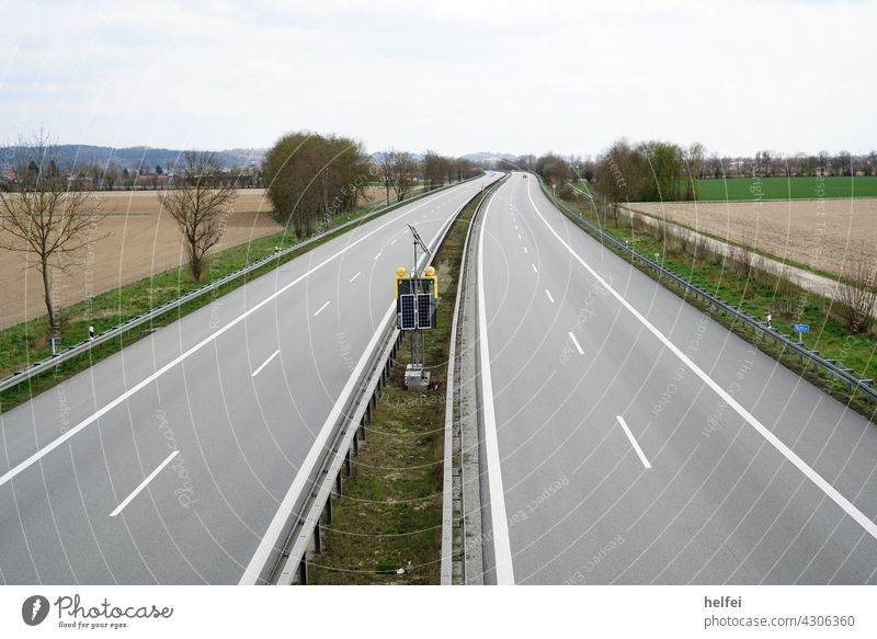 Menschen leere Autobahn im Winter mit trüben Himmel Straße Verkehr Straßenverkehr Umgehungsstraße Autostraße Schnellstraße Autofahren Verkehrswege Landschaft