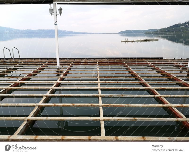 Schwimmende Terrasse ohne Boden am See in Sapanca in der Provinz Adapazari in der Türkei seeufer Wasser gewässer Küste Beachclub Beach Club Ponton Markise