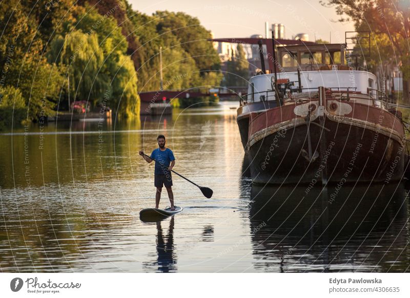 Mann auf einem Paddelbrett, Holland Kanal holländisch Niederlande aktiv Erwachsener Gleichgewicht Holzplatte Boarding Körper Windstille Genuss Übung passen