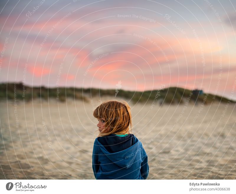 Schönes kleines Mädchen am Strand Sonnenuntergang Natur friedlich Kind Kinder im Freien Sommer Familie Feiertag Urlaub Menschen MEER schön eine Person Himmel