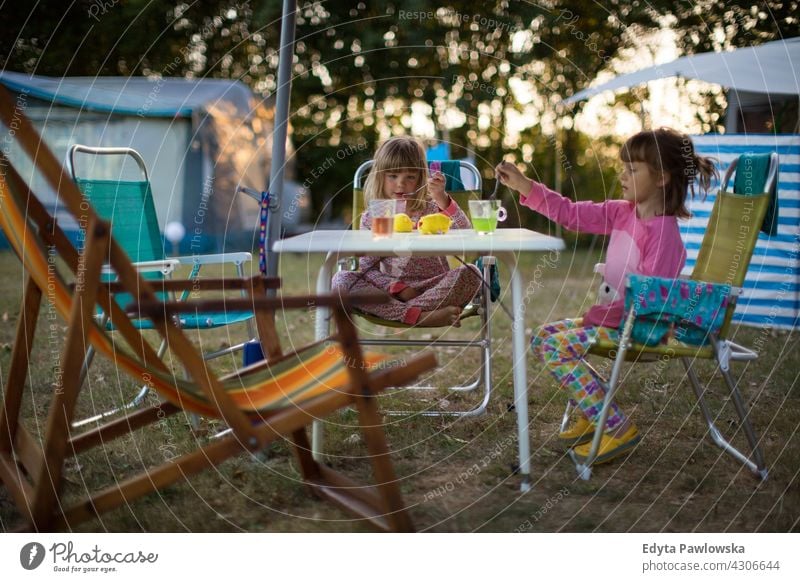 Kinder genießen den Campingurlaub wandern Fahrradfahren Urlaub Feiertag Zelt Wald Familie Glück Lächeln Nacht Abend Wanderung Trekking Wildnis wild Natur grün