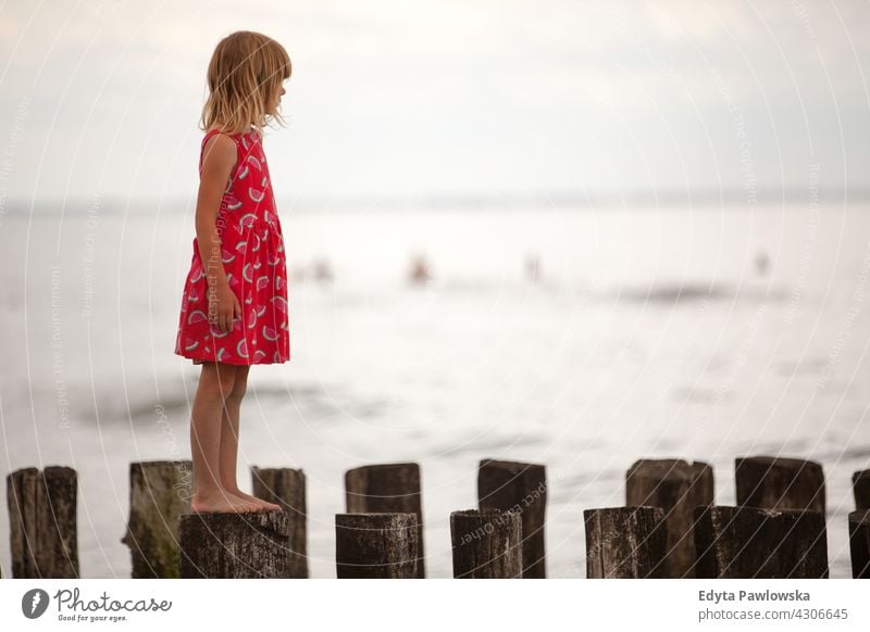 Schönes kleines Mädchen am Strand Sonnenuntergang Natur friedlich Kind Kinder im Freien Sommer Familie Feiertag Urlaub Menschen MEER schön eine Person Himmel