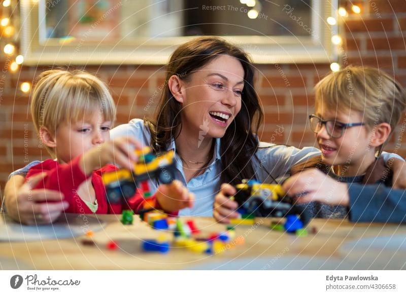 Mutter und Kinder spielen mit Blöcken zu Hause Bildung Lernen Spielen Spielzeug Vorschule Bausteine Familie Eltern Verwandte Partnerschaft Frau Mama Menschen