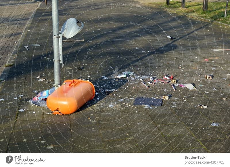 Zerstörter Abfallbehälter vandalismus abfallbehälter Müll Müllbehälter Mülltonne Umweltverschmutzung Müllentsorgung wegwerfen Umweltschutz papierkorb