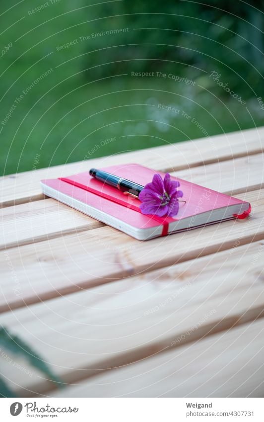 Notizbuch mit Blüte Pause Plan Garten Buch Notizen Stift Idee kreativ Natur