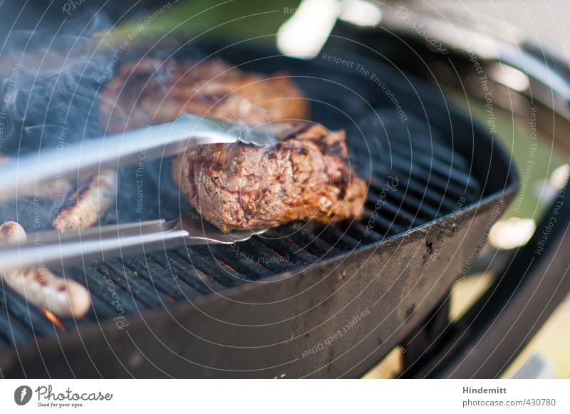 Wohl bekomms! Fleisch Wurstwaren Rindfleisch Würstchen Slowfood Grillrost Grillzange Sommer Garten drehen genießen Duft glänzend lecker viele weich braun grün