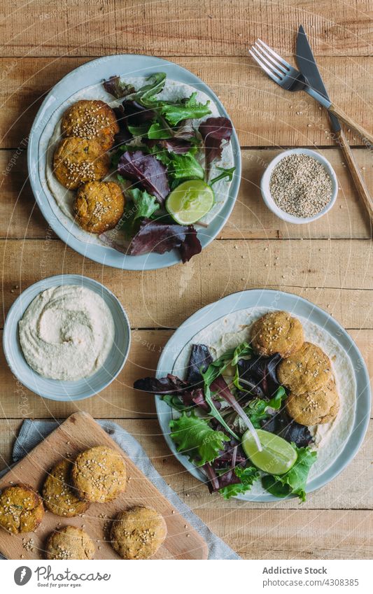 Teller mit Falafel und Blattsalaten Salat Salatbeilage Kalk Tisch Küche Tradition Lebensmittel Süßkartoffel Mahlzeit lecker geschmackvoll Speise frisch Gemüse