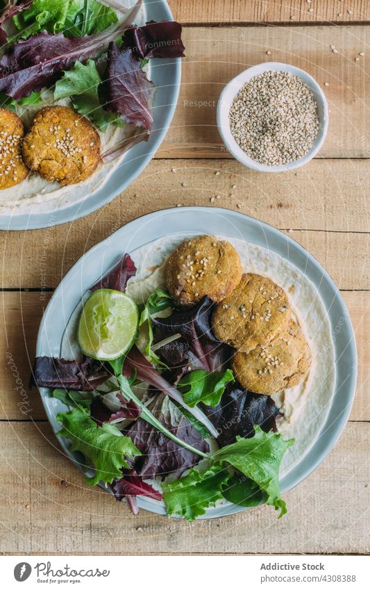 Teller mit Falafel und Blattsalaten Salat Salatbeilage Kalk Tisch Küche Tradition Lebensmittel Süßkartoffel Mahlzeit lecker geschmackvoll Speise frisch Gemüse