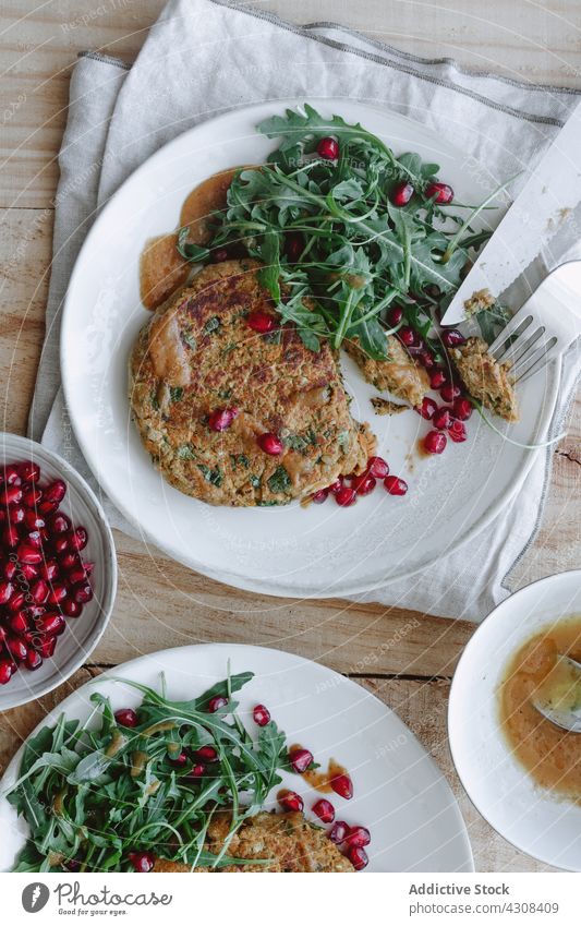 Vegane Burger auf Holztisch Lebensmittel Quinoa rustikal Amuse-Gueule Veganer schwarz Holzplatte Salatbeilage Vegetarier Konzept lecker Gemüse Abendessen Diät