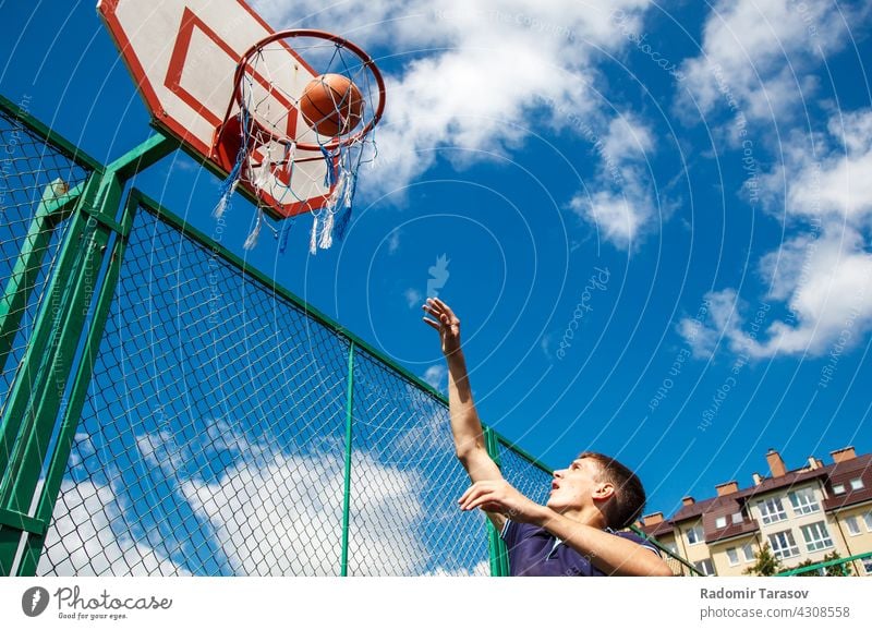 junger Mann spielt Basketball Spielen Spieler Ball Sport männlich sportlich spielen Gesundheit Übung Hintergrund Lifestyle Korb Männer Aktion Menschen Athlet