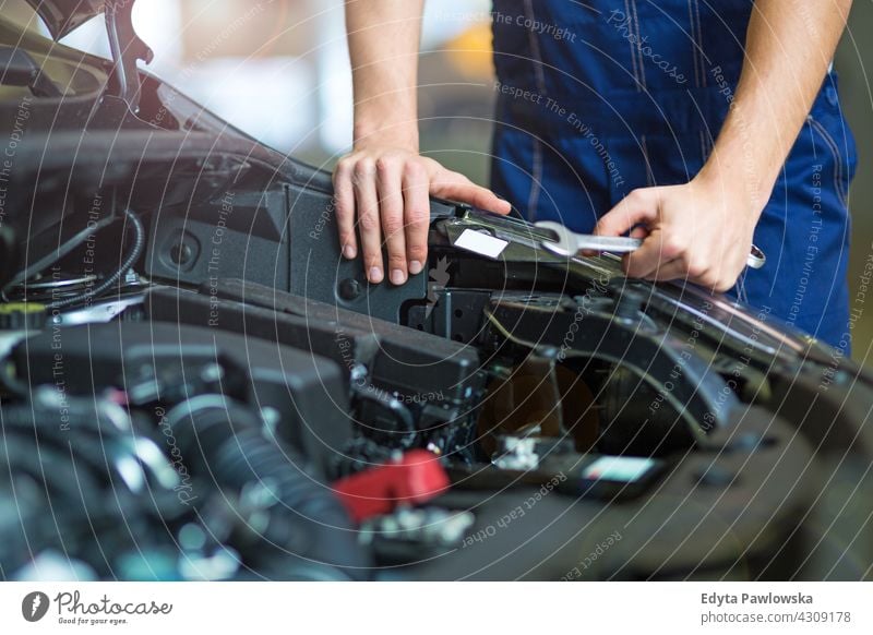 Mechaniker arbeitet an Auto in Autowerkstatt Überprüfung Flugzeugwartung Reparatur Dienst Werkzeug Verkehr PKW jung Erwachsener Menschen eine Person Mann