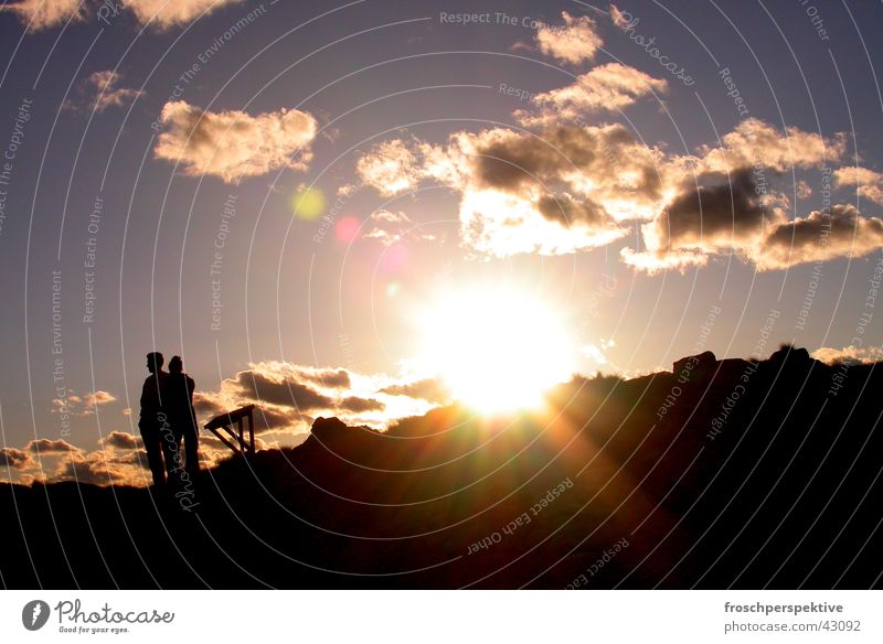 zweisamkeit Sonnenuntergang Zusammensein Einsamkeit Romantik Menschengruppe Paar Berge u. Gebirge paarweise Liebespaar