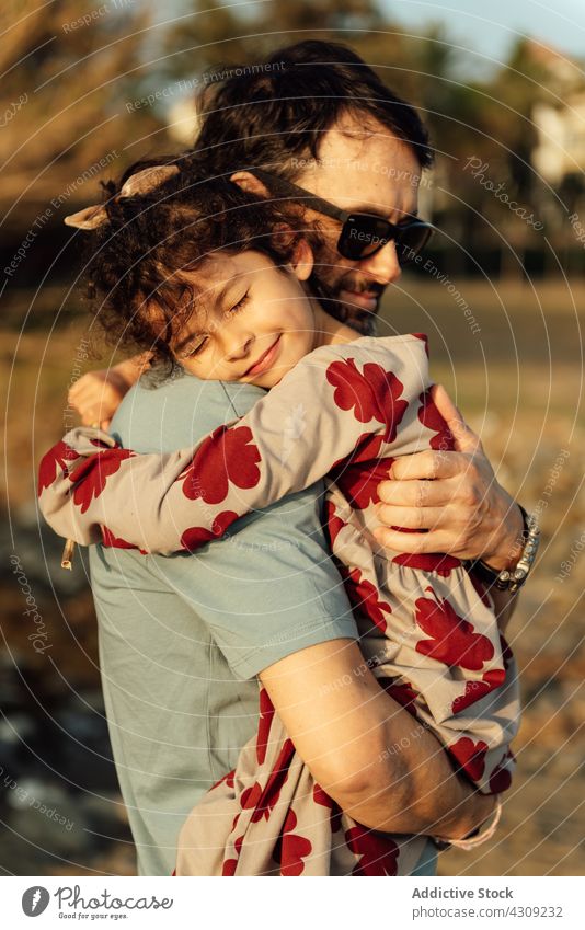 Vater, der seine Tochter in der Natur umarmt Umarmung Landschaft ruhen Wochenende führen Zusammensein Liebe Sommer Mann Mädchen Glück Umarmen Partnerschaft