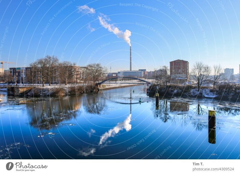 Blick über den Nordhafen auf die Kieler Brücke .Im Hintergrund ist ein Schornstein . moabit Winter Reflexion & Spiegelung Heizkraftwerk vattenfall Fernsehturm