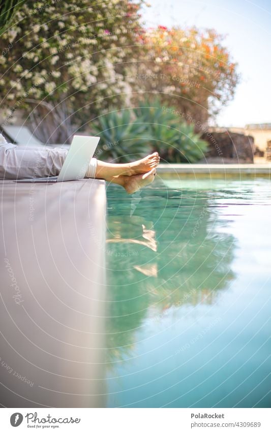 #A12# selbstbewusste Frau arbeitet mit Laptop am Pool - Homeoffice à la "wer kann der kann" Frauenpower selbstbewußt Selbstbewusstsein selbstbestimmt