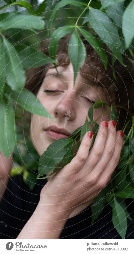 Frau verbunden mit der Natur Blätter grün Farbfoto Baum Außenaufnahme Pflanze Umwelt Blatt Menschenleer Tag natürlich Wald Sonnenlicht Frühling Wachstum