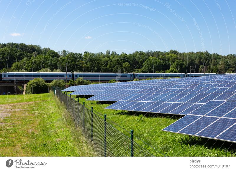 Photovoltaik - Großanlage neben Bahntrasse mit vorbeifahrendem ICE. PV-Anlage, Sonnenenergie photovoltaik Photovoltaikanlage Freilandanlage PV-Freilandanlage