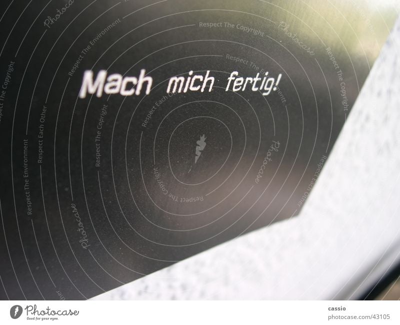 Mach mich fertig! schwarz Typographie Wand Wort Buchstaben Fototechnik mach Schriftzeichen Postkarte