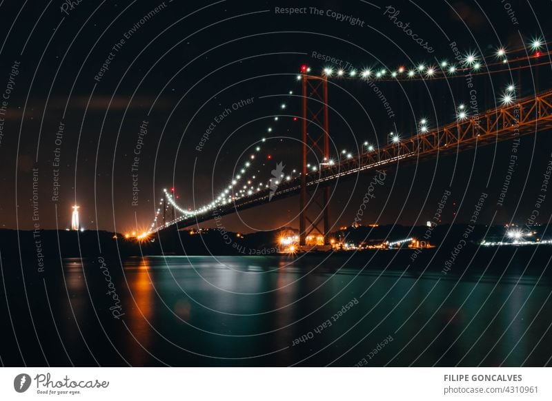 Nachtfoto in Lissabon lisboa Portugal Nachthimmel Brücke Lichtspuren MEER Tejo Tejo-Brücke Langzeitbelichtung Farbe farbenfroh Landschaft