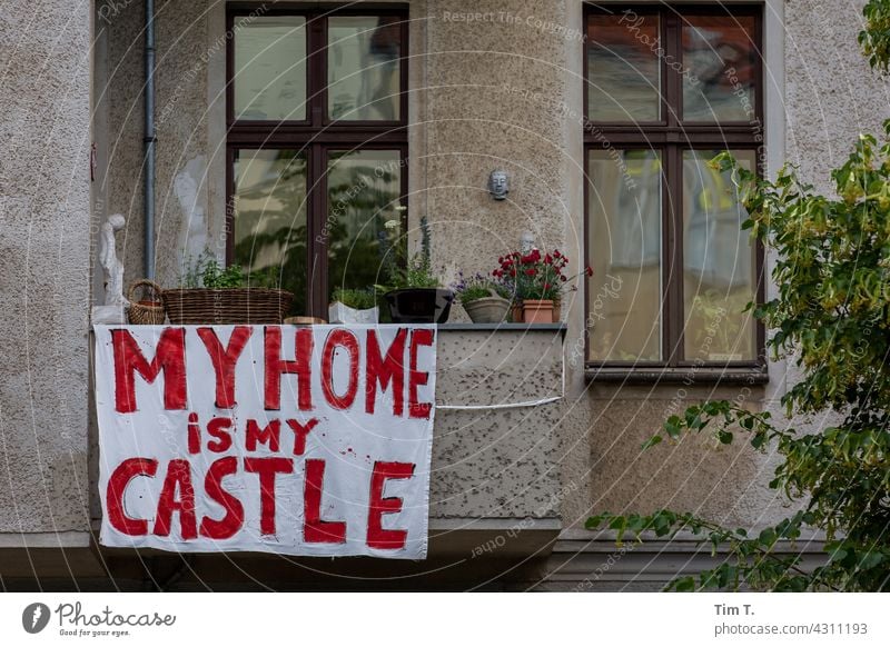 Mein Zuhause ist meine Burg protest Prenzlauer Berg Verdrängung Berlin Hauptstadt Stadt Stadtzentrum Außenaufnahme Menschenleer Altstadt Farbfoto Altbau Tag