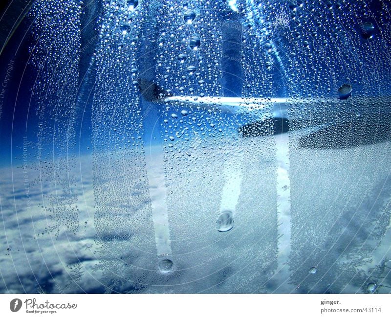 Tränen im Blau Ferien & Urlaub & Reisen Luftverkehr Wasser Himmel Flugzeug blau weiß Tragfläche Flugzeugfenster Aussicht Kondenswasser Tropfen Wassertropfen