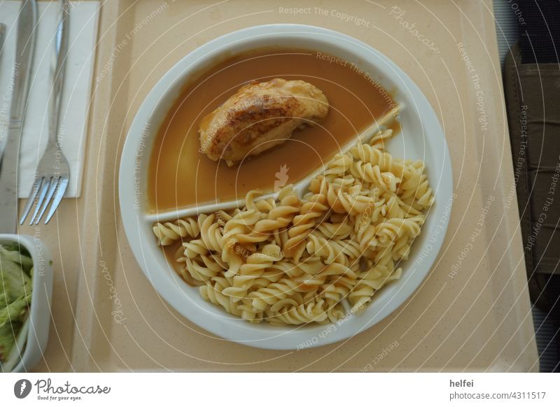 Nudeln mit Fleisch und brauner Soße serviert auf dem Tablett in der Kantine Teller Saucen Mahlzeit Mittagessen Gesundheit Feinschmecker gebraten frisch