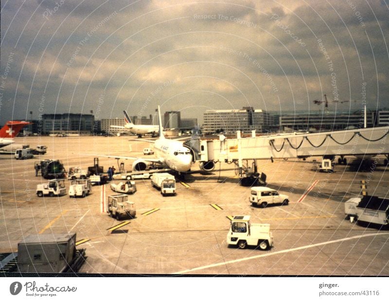 Flughafengewusel Ferien & Urlaub & Reisen Luftverkehr Wolken Fahrzeug PKW Flugzeug Landebahn fahren graue Wolken Scan Gangway Farbfoto