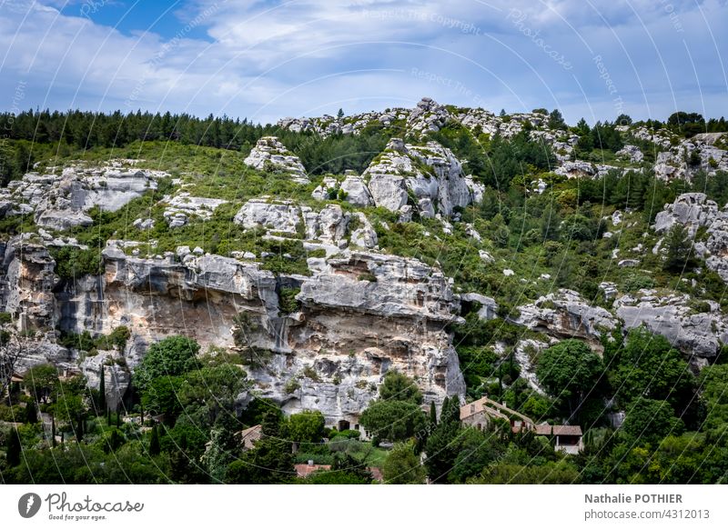 Die Umgebung des Dorfes Les Baux de Provence, Felsen und Vegetation Felsbrocken Hügel Natur Textfreiraum Landschaft reisen Stein Farbfoto