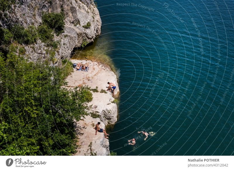 Schwimmen im Gardon, Blick auf den Pont du Gard, in der Provence Schwimmen & Baden Wasser Sommer Ferien & Urlaub & Reisen Sommerurlaub Farbfoto Tourismus