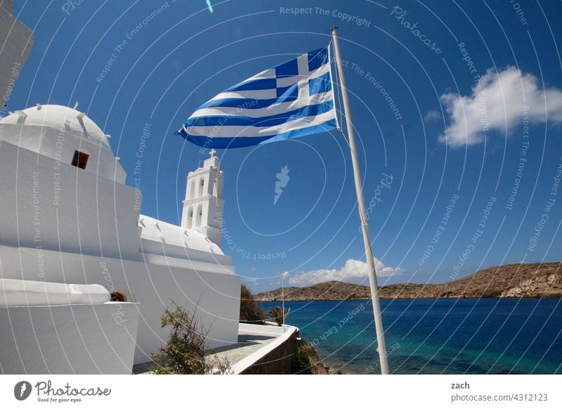 Kirche und Staat Griechenland Kykladen Insel Kykladenarchitektur Mittelmeer Ägäis Ios blau Schönes Wetter Himmel Dorf Fahne Flagge Meer wehen Kapelle