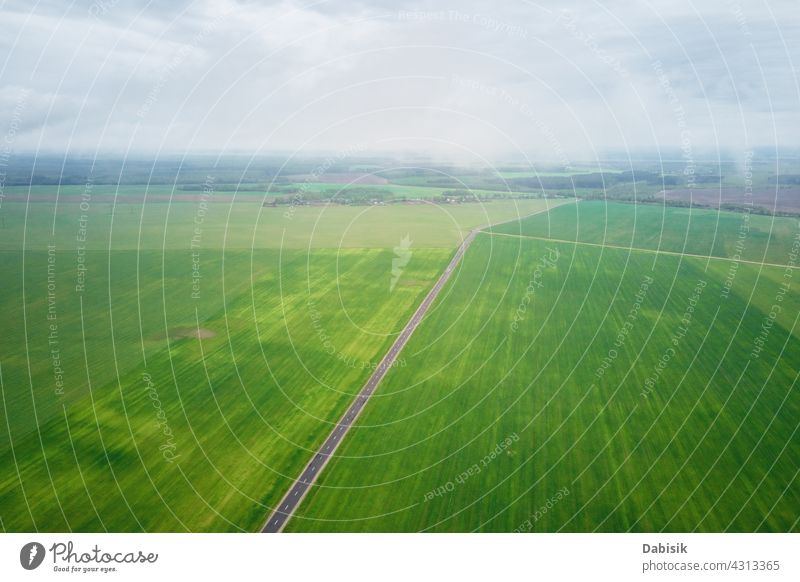 Luftaufnahme einer Sommerlandschaft mit Wolken Landschaft Cloud vorbei Flug Feld Antenne im Freien Himmel blau Ansicht hoch Fliege Atmosphäre Unwetter weiß