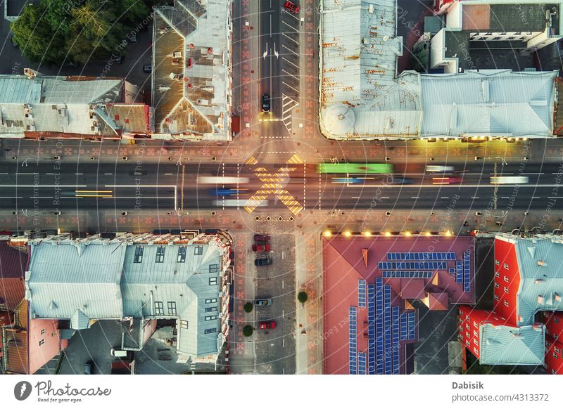 Straßenkreuzung in der Stadt mit verschwommenen Autos Querstraße Verkehr Großstadt Architektur Antenne weißrussland Luftaufnahme Gebäude Stadtbild Land Europa