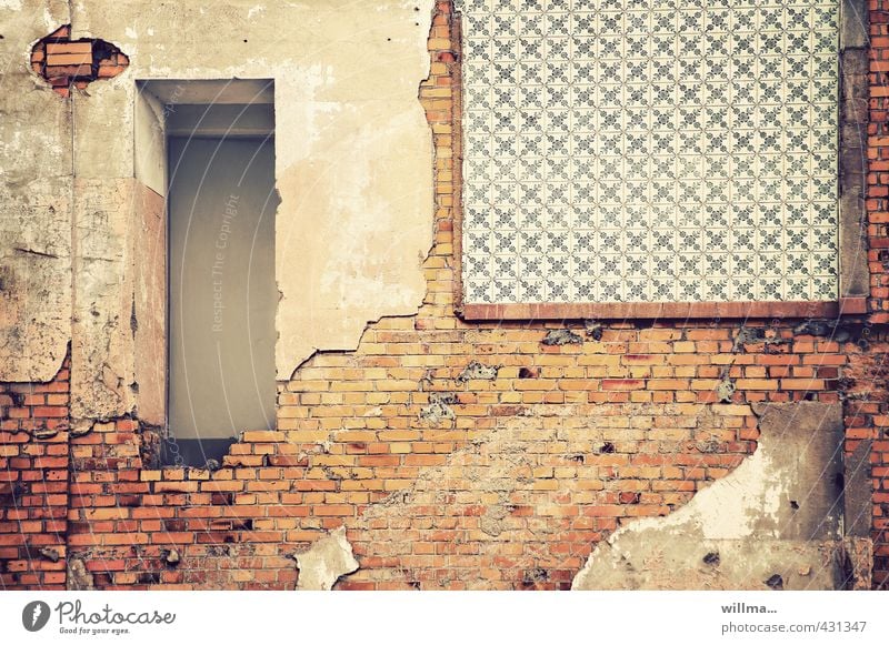 Entrée mit verkommenen Elementen Haus Ruine Bauwerk Gebäude Mauer Wand Stadt Verfall Vergänglichkeit Wandel & Veränderung Fliesen u. Kacheln Backstein