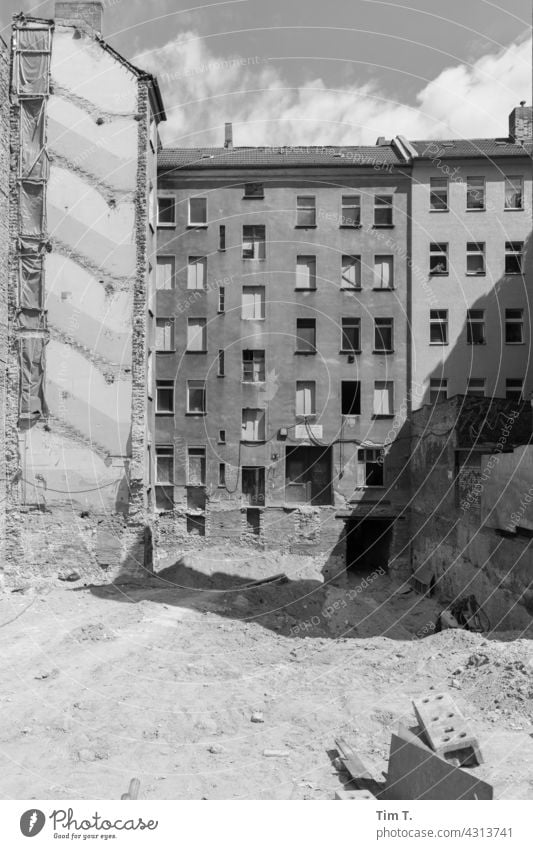 ein altes Haus wird Saniert Berlin Prenzlauer Berg Baustelle Altbau Stadt Stadtzentrum Bauwerk Gebäude Fenster Fassade Altbauwohnung Architektur Hinterhof