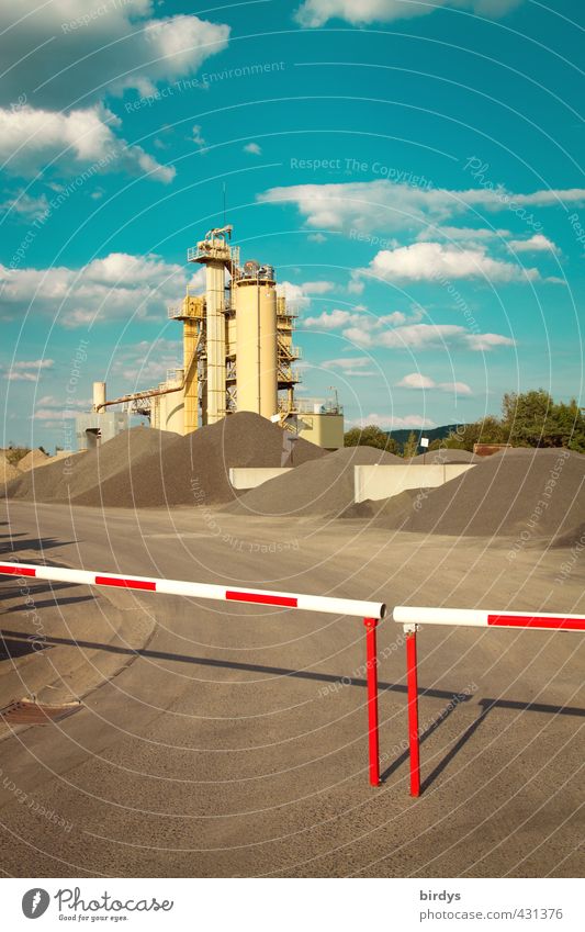 Kieswerk Lagerplatz Industrie Baustelle Himmel Wolken Sommer Schönes Wetter ästhetisch Originalität Krise Wachstum Schranke Silo Zufahrtsstraße Kontrolle