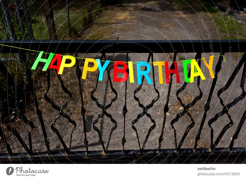 HAPPY BIRTHDAY happy birthday geburtstag party geburtstagsparty einladung schrift buchstabe buchstaben garten tor gartentor eingang zugang deko dekoration