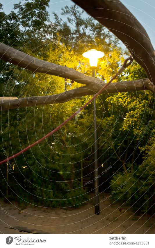 Klettergerüst unter abendlicher Beleuchtung altbau außen feierabend hinterhof innenhof innenstadt menschenleer nacht textfreiraum wetter wohngebiet spielplatz