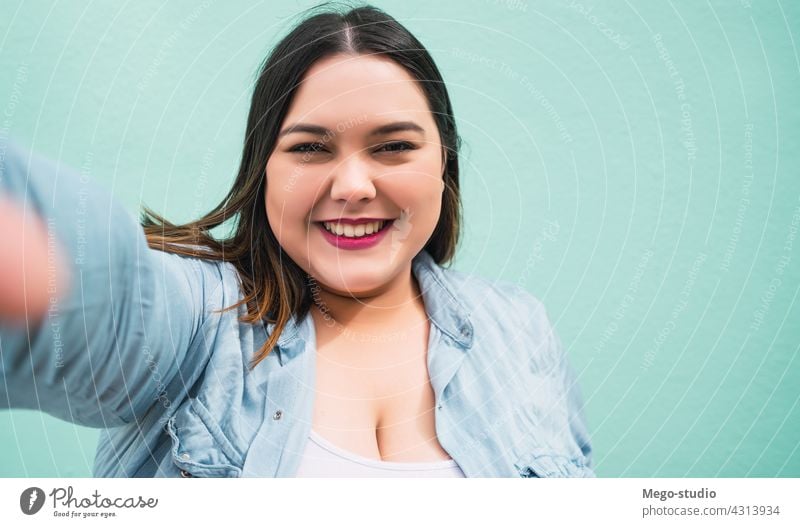 Plus-Size-Frau, die ein Selfie macht. Übergröße Glück jung Foto im Freien Lächeln lässig Erwachsener Lifestyle urban Fröhlichkeit Spaß heiter Person attraktiv