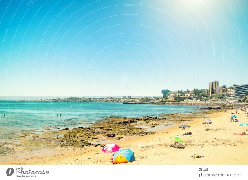 Strand in Cascais, Portugal an einem heißen sonnigen Tag. Konzept für den Urlaub. Seeküste Feiertag MEER Strandpromenade Sand sandfarben. türkis Sonne