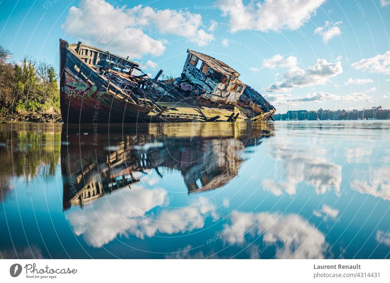 Wrack eines hölzernen Fischerbootes, das in den Wolken verlassen wurde Rance Verlassen blau Boot Küste Fischen Schiffsrumpf marin Natur alt quelmer Fluss MEER