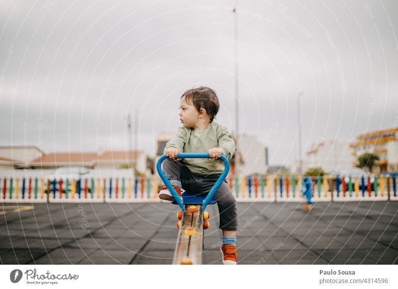 Kind spielt auf dem Spielplatz Kindheit Kaukasier 1-3 Jahre Spielen Kindergarten Tag Außenaufnahme Freizeit & Hobby Mensch Lifestyle Kleinkind Leben Farbfoto