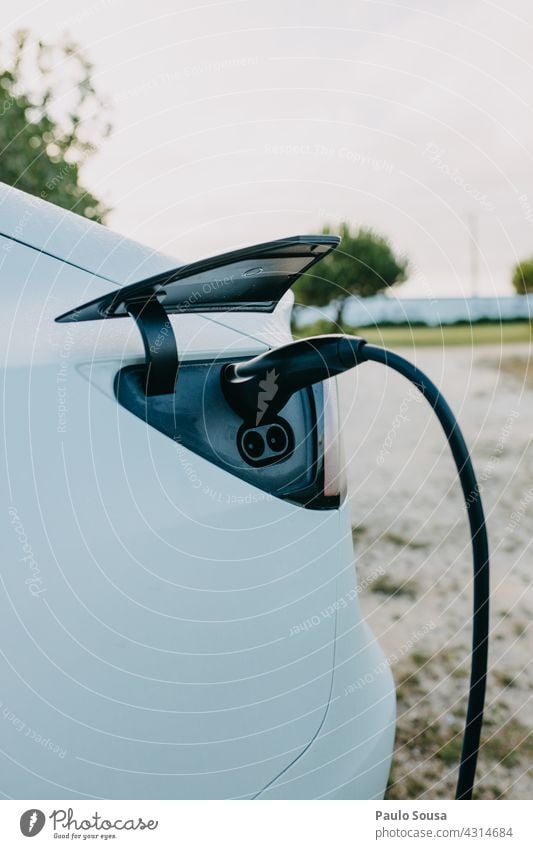 Elektroauto aufladen Elektrizität elektrisch Energie Elektrisches Gerät Technik & Technologie Energiewirtschaft Anschluss Kabel Umwelt Automobil PKW Elektronik