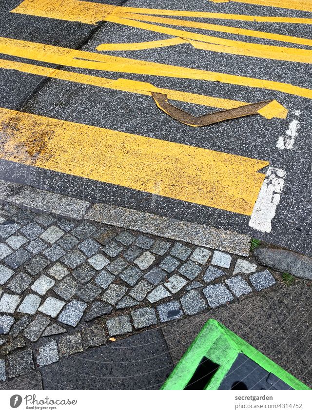 Der Zahn der Zeit nagt am Kleber. Markierung Straße Straßenverkehr Straßenbelag Straßenkreuzung Bürgersteig grün gelb grau Verkehrswege Asphalt Wege & Pfade