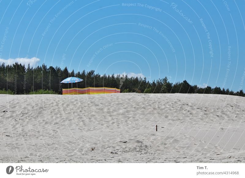 Strand Sonnenschirm Windschutz leba polska Polen Beach Sommer Menschenleer Ferien & Urlaub & Reisen Erholung Außenaufnahme Sommerurlaub Himmel Schönes Wetter