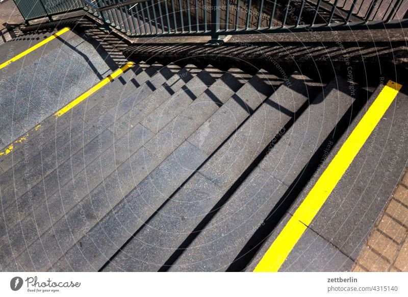 Treppe (an einem Bahnhof) absatz abstieg abwärts aufstieg aufwärts geländer menschenleer stufe textfreiraum treppe treppenabsatz treppengeländer treppenstufe